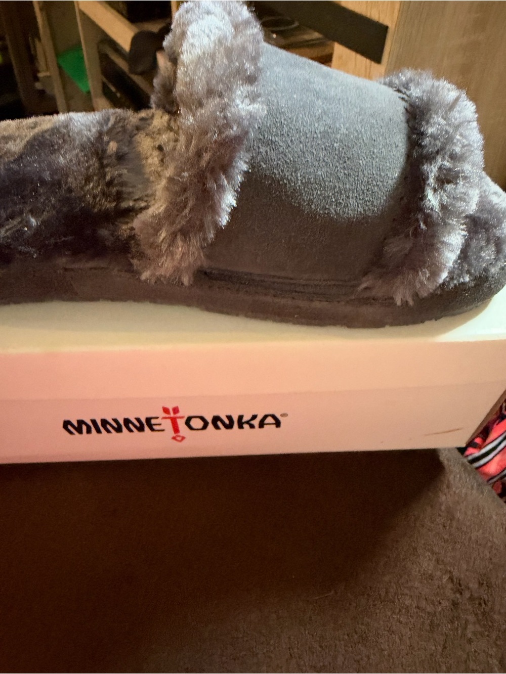 NWOT Minnetonka Women's Charcoal Gray Shearling Slide Slippers